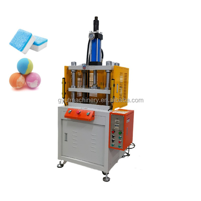 Гамбурги для ванной бомбы изготавливаются гидравлическим прессом массой 10 тонн с натуральными солями эфирного масла